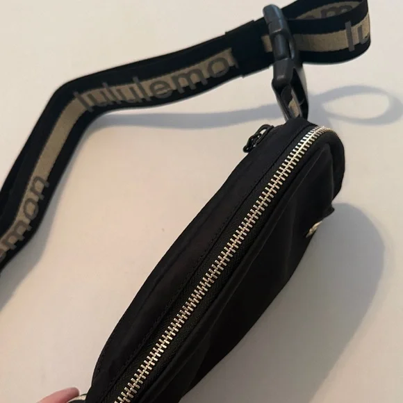 New Without Tags Everywhere Belt Bag 1L Wordmark Black/Gold/White Opal - Picture 2 of 10